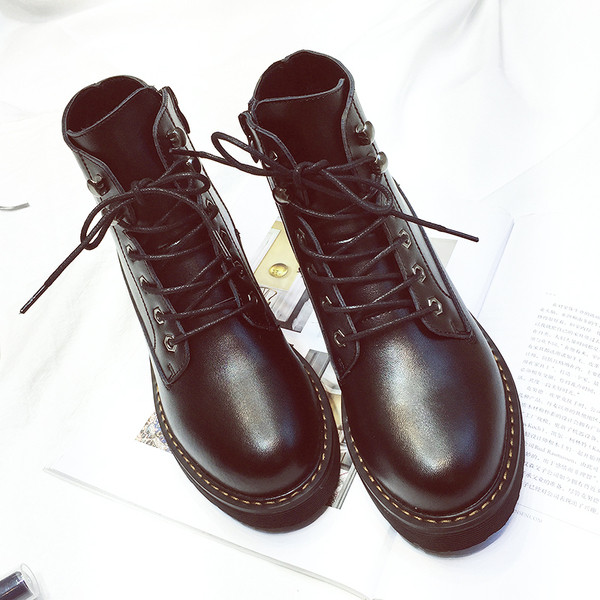 Női bőrcsizma fűzővel és lapos talppal, fekete színben