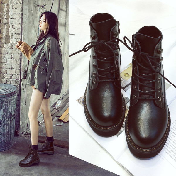 Női bőrcsizma fűzővel és lapos talppal, fekete színben