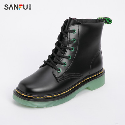 Naiste nahast saapad paelte ja värvilise tallaga