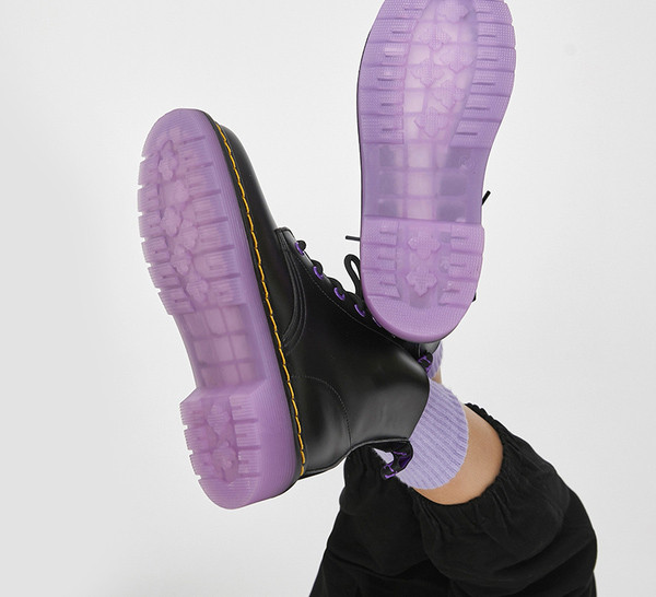 Naiste nahast saapad paelte ja värvilise tallaga