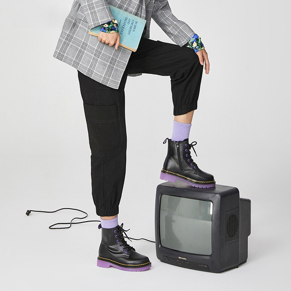 Naiste nahast saapad paelte ja värvilise tallaga