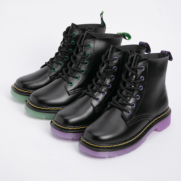 Naiste nahast saapad paelte ja värvilise tallaga