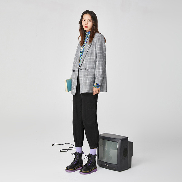 Naiste nahast saapad paelte ja värvilise tallaga