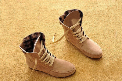 Naiste vabaaja saapad – lameda talla ja paeltega