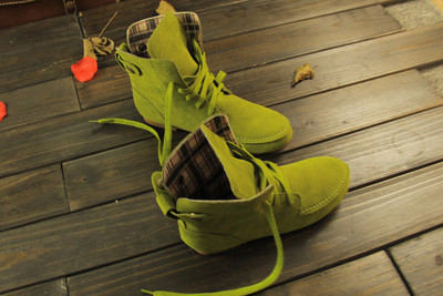 Naiste vabaaja saapad – lameda talla ja paeltega