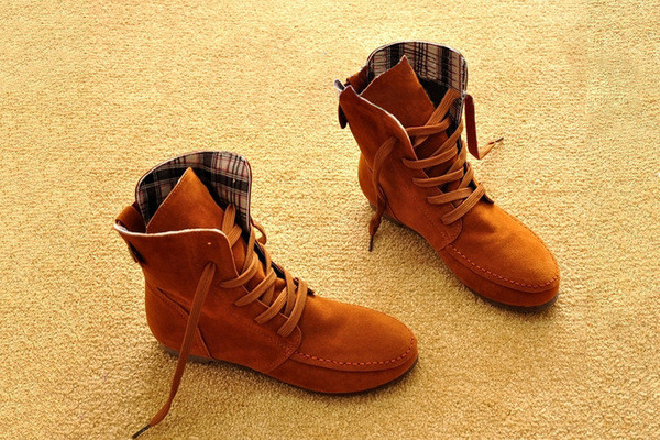 Naiste vabaaja saapad – lameda talla ja paeltega