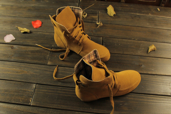 Naiste vabaaja saapad – lameda talla ja paeltega