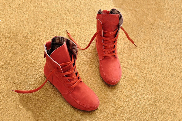 Naiste vabaaja saapad – lameda talla ja paeltega