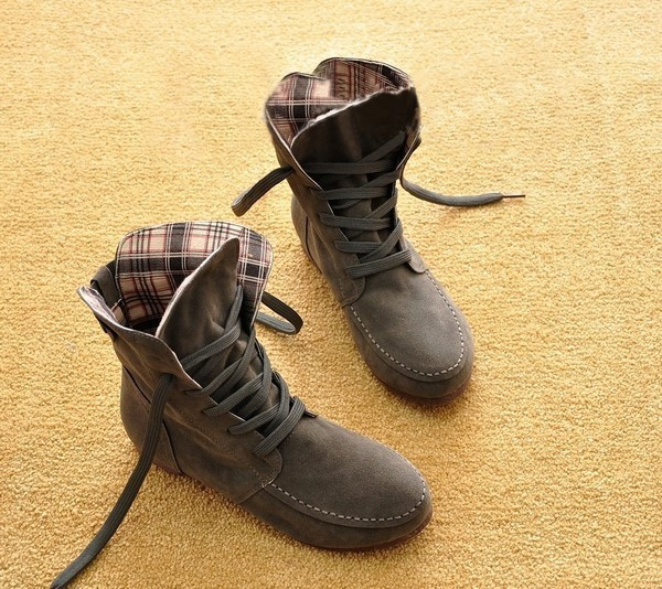 Naiste vabaaja saapad – lameda talla ja paeltega