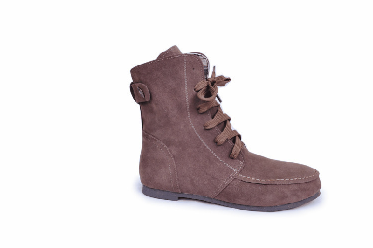 Naiste vabaaja saapad – lameda talla ja paeltega