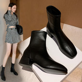 Moodsad madala kontsa ja lukuga naiste nahast saapad