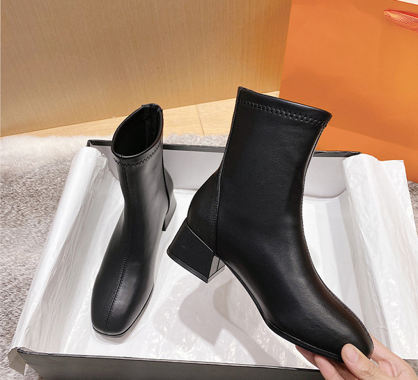 Moodsad madala kontsa ja lukuga naiste nahast saapad