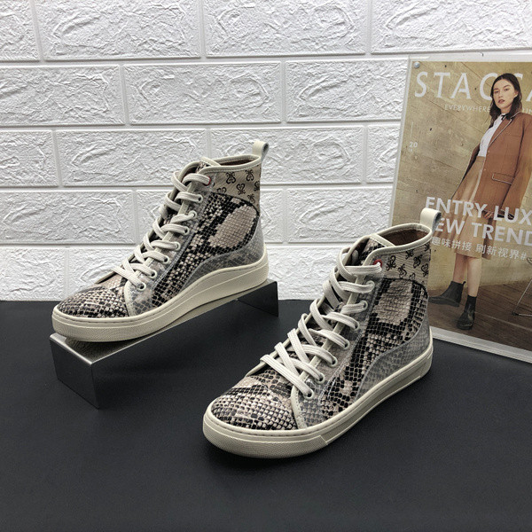 Naiste nahast tossud lameda talla ja loomamotiiviga