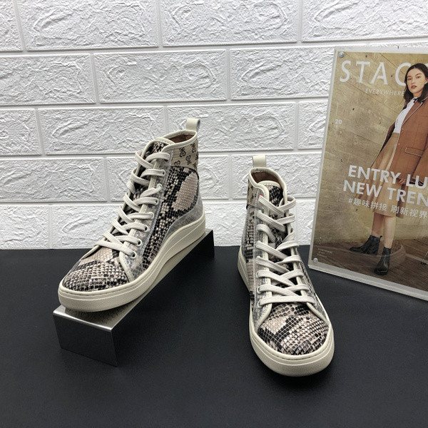 Naiste nahast tossud lameda talla ja loomamotiiviga