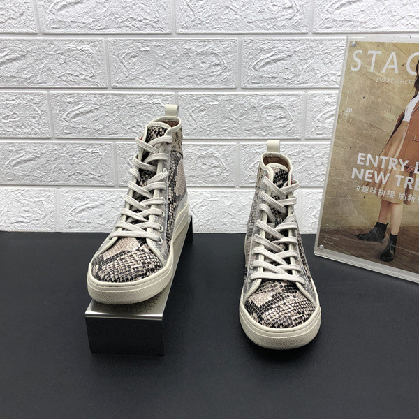 Naiste nahast tossud lameda talla ja loomamotiiviga