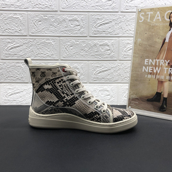 Naiste nahast tossud lameda talla ja loomamotiiviga