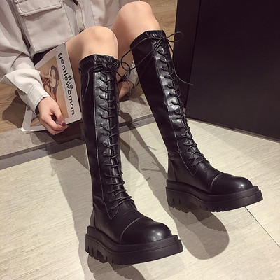 Alkalmi női csizma vagy eco bőrből készült csizma magas talppal és fűzővel