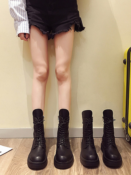 Alkalmi női csizma vagy eco bőrből készült csizma magas talppal és fűzővel