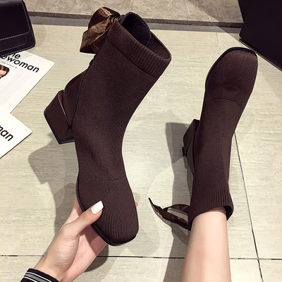 Stílusos női csizma hegyes modell vastag sarokkal és fűzővel