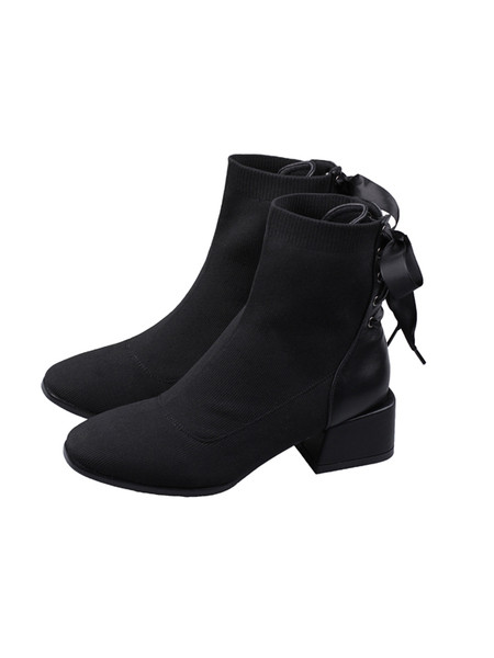 Stílusos női csizma hegyes modell vastag sarokkal és fűzővel