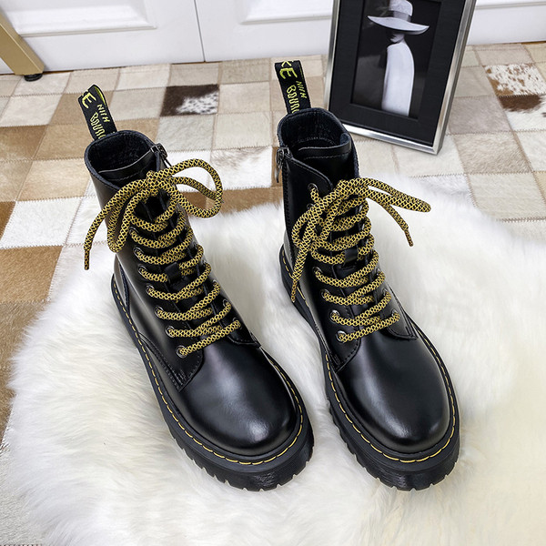 Naiste värviliste paeltega nahast saapad