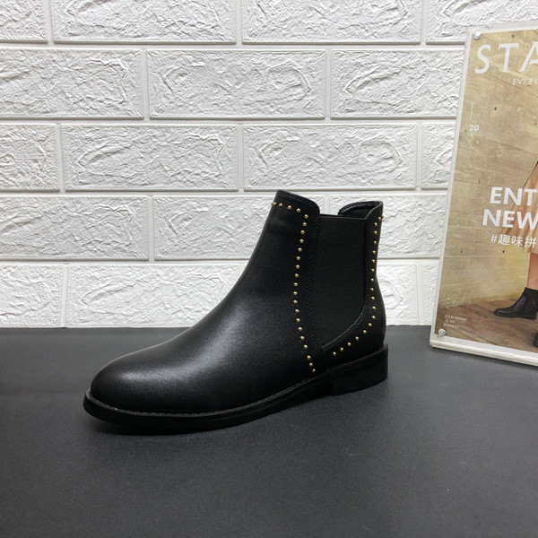 Metallist neetide ja kummiga sügissaabaste uus mudel