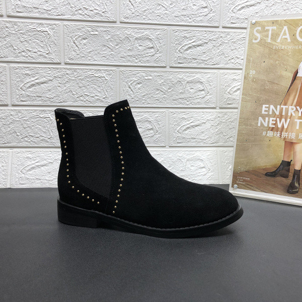 Metallist neetide ja kummiga sügissaabaste uus mudel