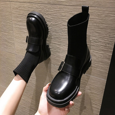 Fekete női csizma lapos talppal és fém csattal