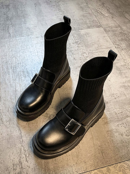 Fekete női csizma lapos talppal és fém csattal