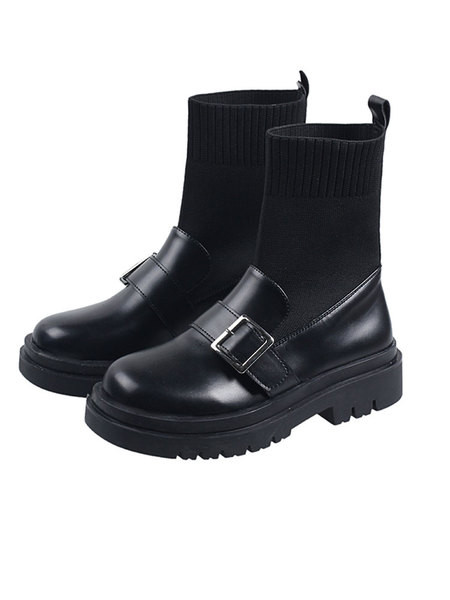 Fekete női csizma lapos talppal és fém csattal