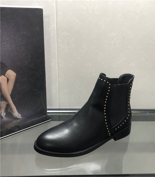 Női hegyes csizma alacsony vastag sarokkal és fém szegecsekkel