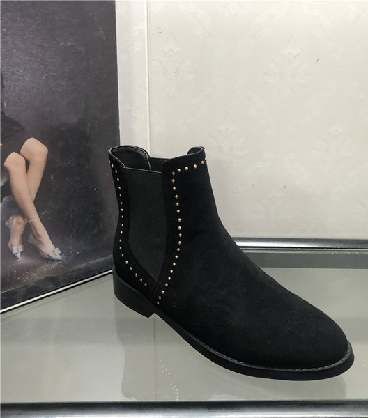 Női hegyes csizma alacsony vastag sarokkal és fém szegecsekkel