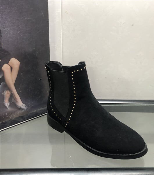 Női hegyes csizma alacsony vastag sarokkal és fém szegecsekkel