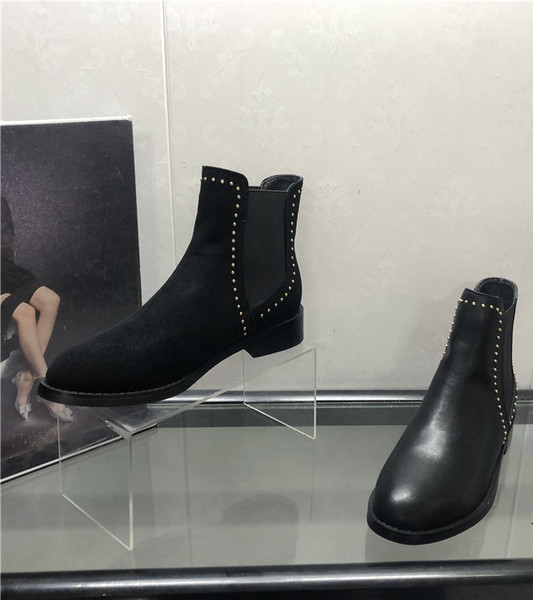 Női hegyes csizma alacsony vastag sarokkal és fém szegecsekkel