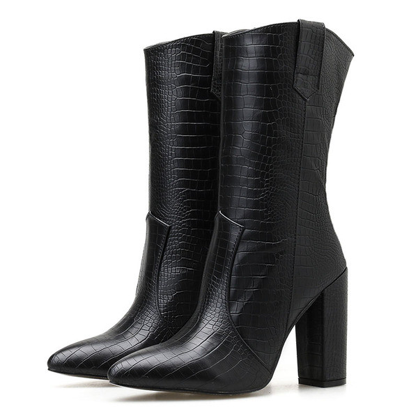 Modern női magassarkú csizma - műbőr fekete színben