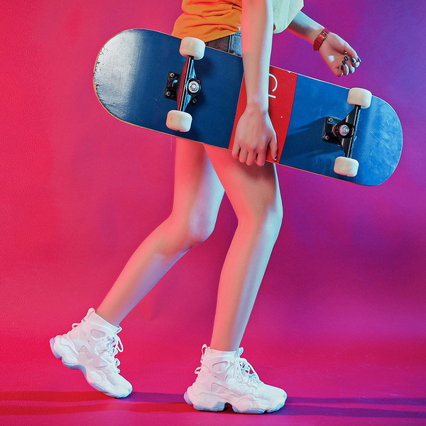 Alkalmi női tornacipő fűzővel és durva talppal - két modell