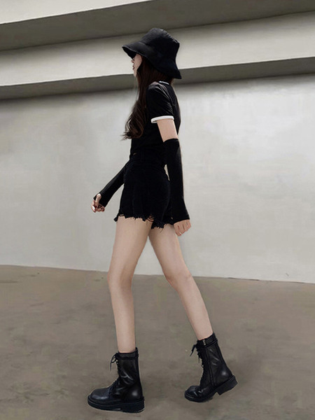 Ženske casual čizme u crnoj boji s ravnim potplatom i vezicama