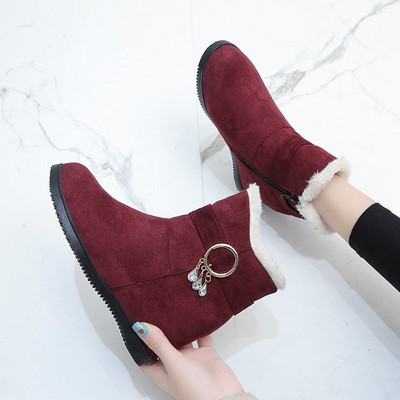 Öko-seemisnahast valmistatud metallelemendi ja platvormiga naiste saapad