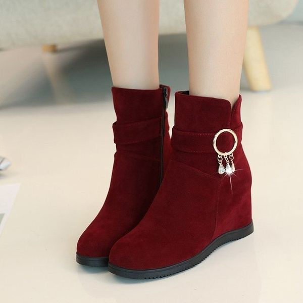 Öko-seemisnahast valmistatud metallelemendi ja platvormiga naiste saapad