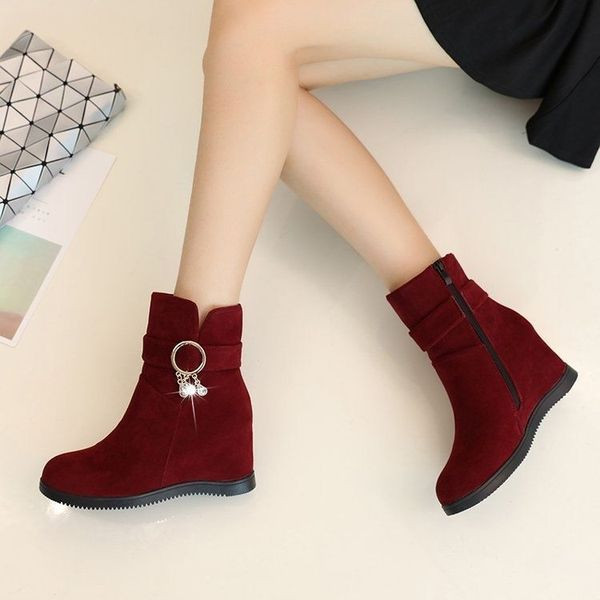 Öko-seemisnahast valmistatud metallelemendi ja platvormiga naiste saapad