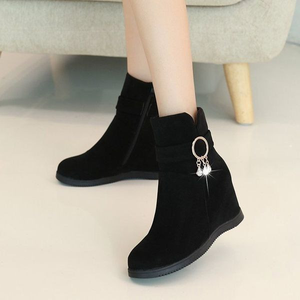 Öko-seemisnahast valmistatud metallelemendi ja platvormiga naiste saapad