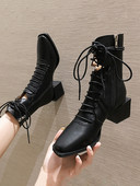 Öko bőrből készült őszi női csizma vastag sarokkal, kivágott résszel és fűzővel