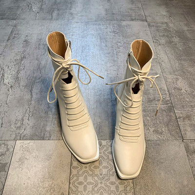 Öko bőrből készült őszi női csizma vastag sarokkal, kivágott résszel és fűzővel