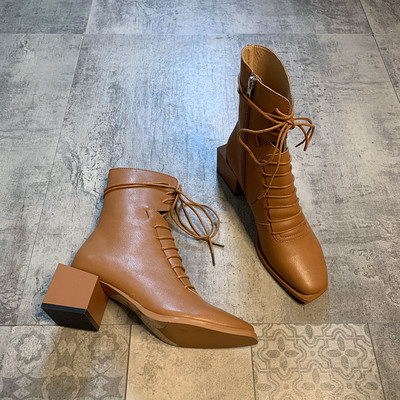 Öko bőrből készült őszi női csizma vastag sarokkal, kivágott résszel és fűzővel