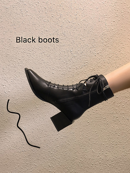 Öko bőrből készült őszi női csizma vastag sarokkal, kivágott résszel és fűzővel