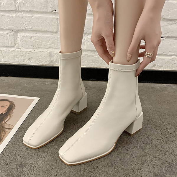 Aktuelne ženske čizme sa debelom petom i patentnim zatvaračem