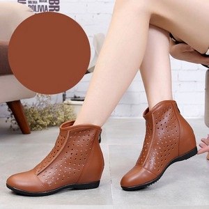 Alkalmi női bőrcsizma cipzárral, lapos talppal