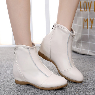 Alkalmi női bőrcsizma cipzárral, lapos talppal