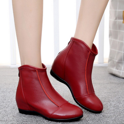 Alkalmi női bőrcsizma cipzárral, lapos talppal