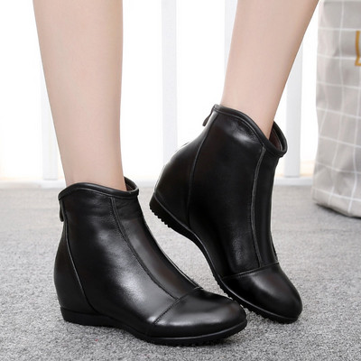 Alkalmi női bőrcsizma cipzárral, lapos talppal